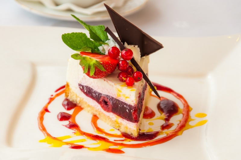 traiteur-GRIMAUD-min_the_cake_dessert_eating_bun_colorful_sweet_dish_taste_cake_with_cream-941034